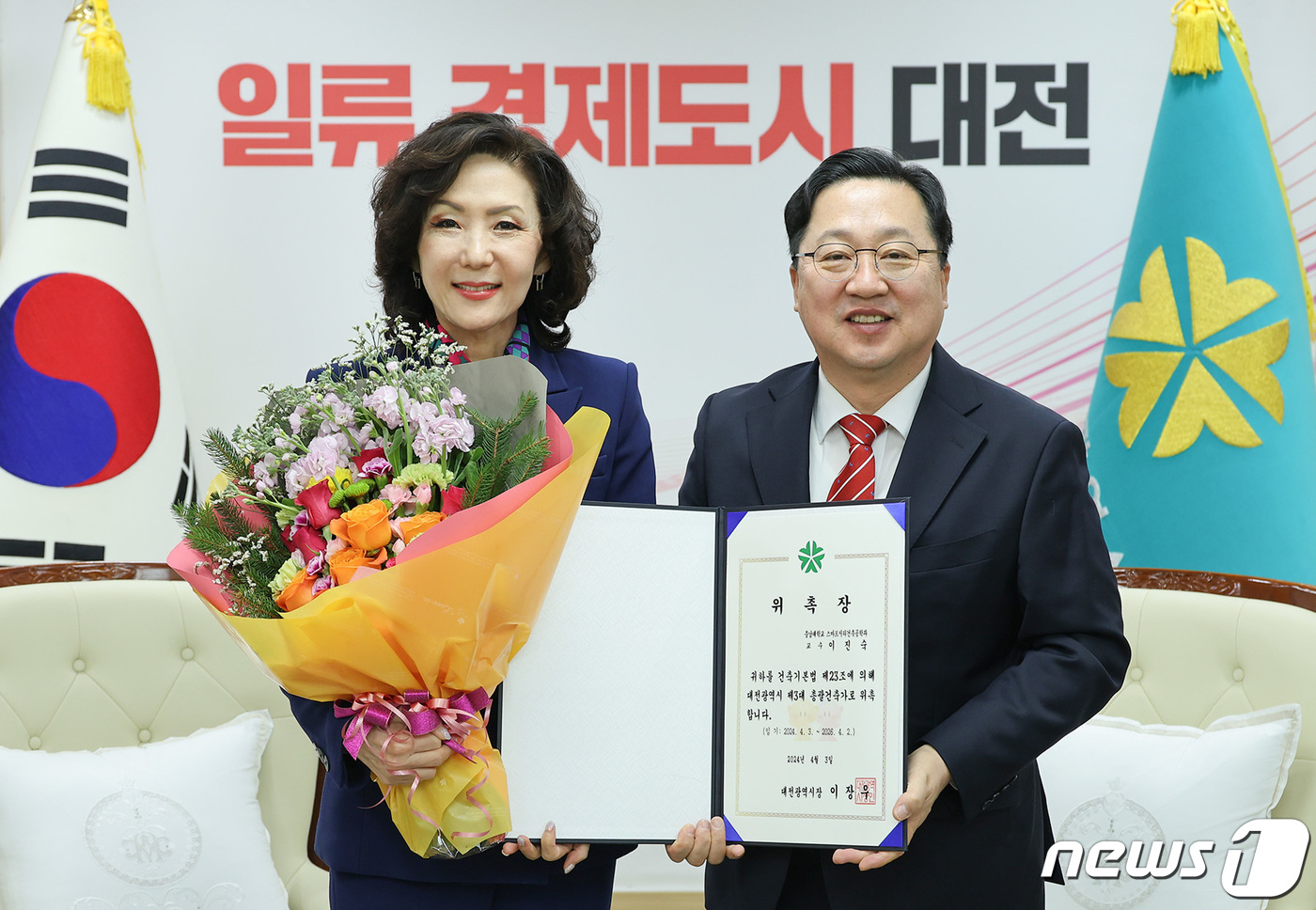 (대전=뉴스1) 김기태 기자 = 이장우 대전시장이 3일 시청 접견실에서 충남대학교 제19대 총장을 역임한 이진숙 교수를 대전시 제3대 총괄건축가로 위촉했다. (대전시 제공) 202 …