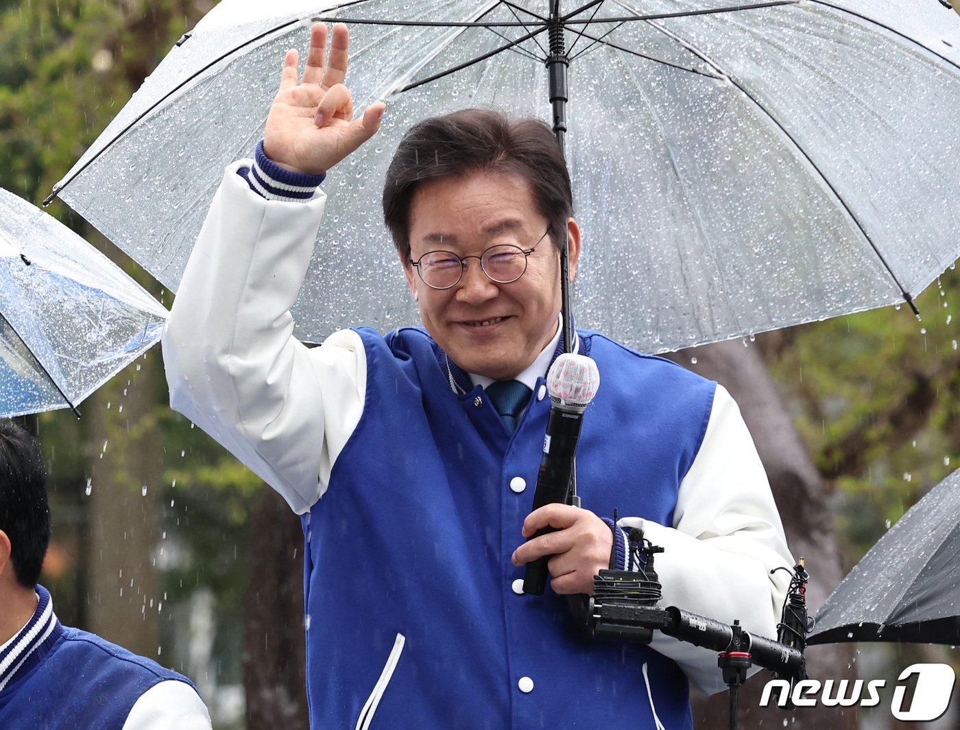 이재명 더불어민주당 대표 겸 상임선대위원장이 3일 오후 경남 창원시 성산구 일대에서 허성무 후보 지원유세를 하고 있다. 2024.4.3/뉴스1 ⓒ News1 구윤성 기자