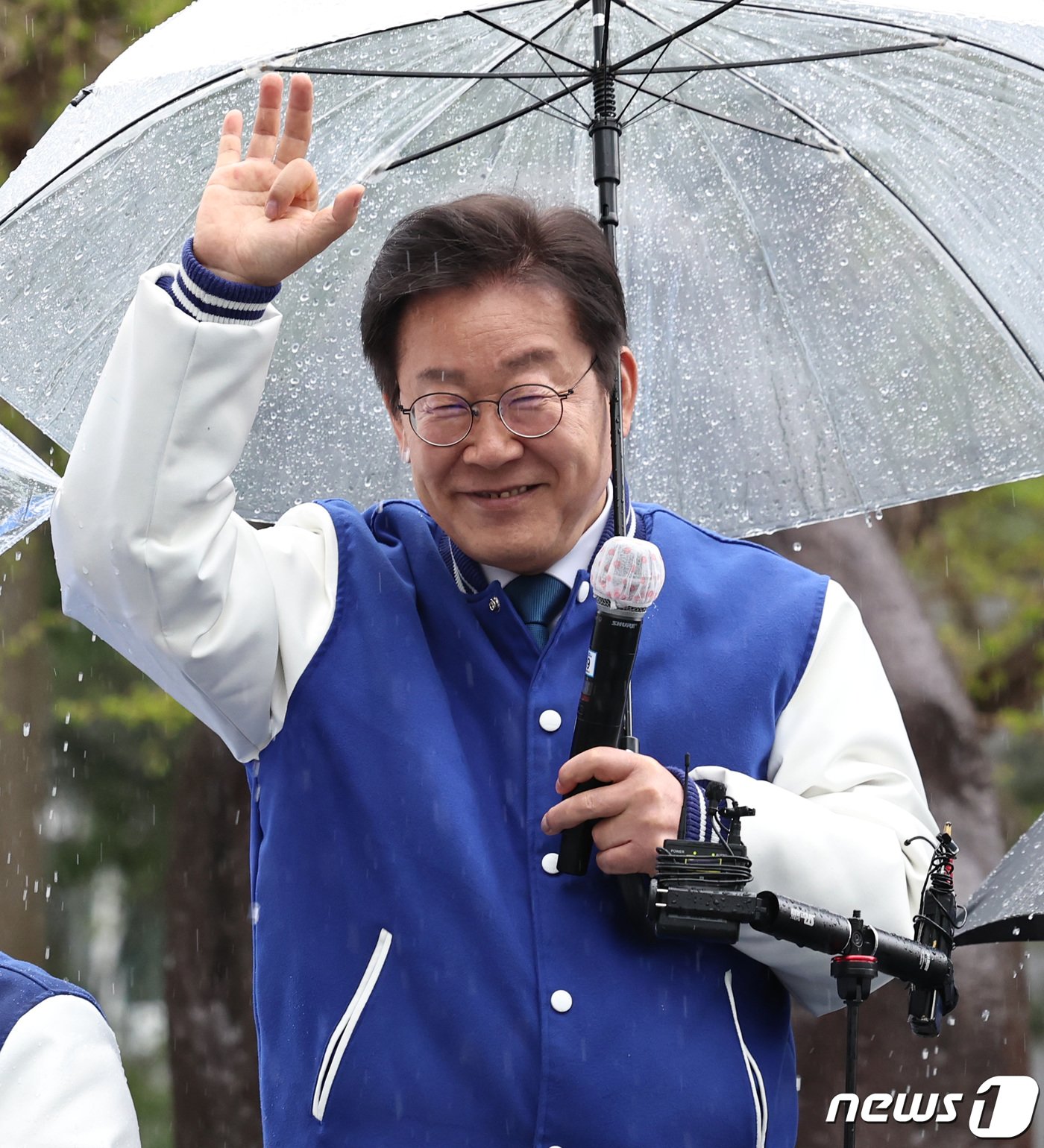 이재명 더불어민주당 대표 겸 상임선대위원장이 3일 오후 경남 창원시 성산구 일대에서 허성무 후보 지원유세를 하고 있다. 2024.4.3/뉴스1 ⓒ News1 구윤성 기자