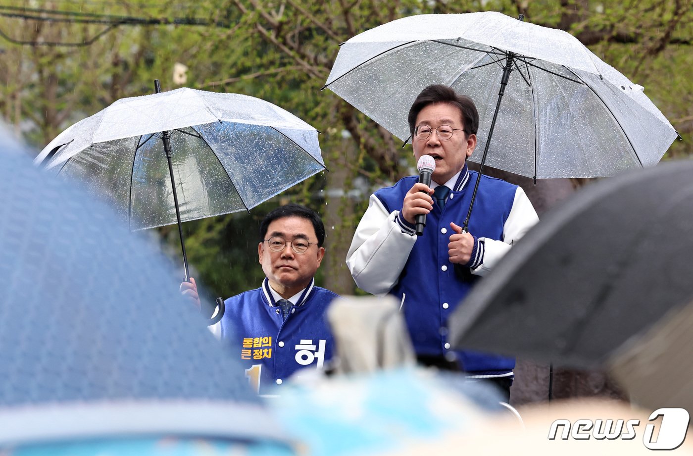 이재명 더불어민주당 대표 겸 상임선대위원장이 3일 오후 경남 창원시 성산구 일대에서 허성무 후보 지원유세를 하고 있다. 2024.4.3/뉴스1 ⓒ News1 구윤성 기자