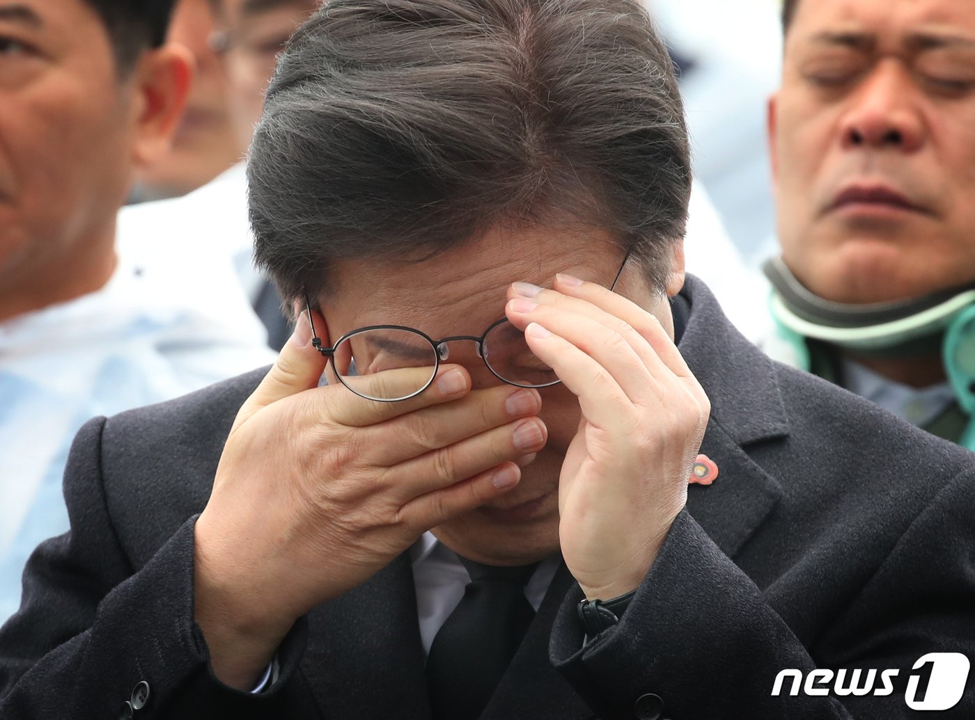 본문 이미지 - 이재명 더불어민주당 대표가 3일 오전 제주시 봉개동 제주4·3평화공원에서 열린 제76주년 제주4·3 희생자 추념식에서 눈물을 훔치고 있다. (제주도사진기자회)2024.4.3/뉴스1 ⓒ News1 송원영 기자