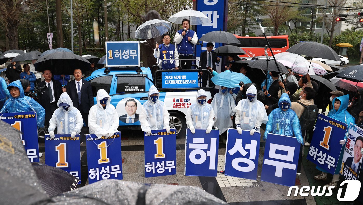 이재명 더불어민주당 대표 겸 상임선대위원장이 3일 오후 경남 창원시 성산구 일대에서 허성무 후보 지원유세를 하고 있다. 2024.4.3/뉴스1 ⓒ News1 구윤성 기자