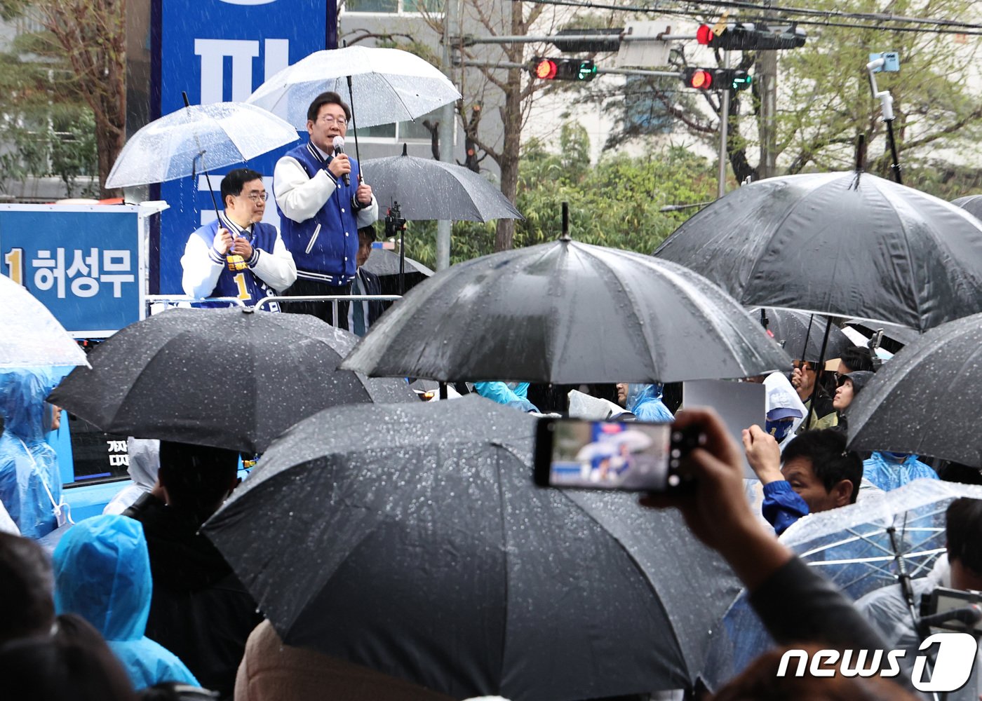 이재명 더불어민주당 대표 겸 상임선대위원장이 3일 오후 경남 창원시 성산구 일대에서 허성무 후보 지원유세를 하고 있다. 2024.4.3/뉴스1 ⓒ News1 구윤성 기자