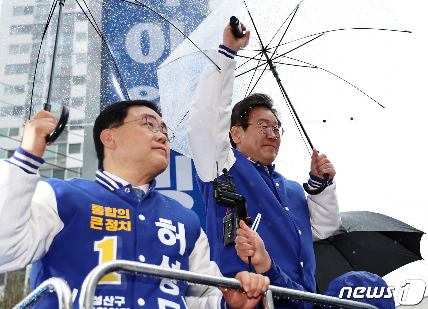 본문 이미지 - 이재명 더불어민주당 대표 겸 상임선대위원장이 3일 오후 경남 창원시 성산구 일대에서 허성무 후보 지원유세를 하고 있다. 2024.4.3/뉴스1 ⓒ News1 구윤성 기자