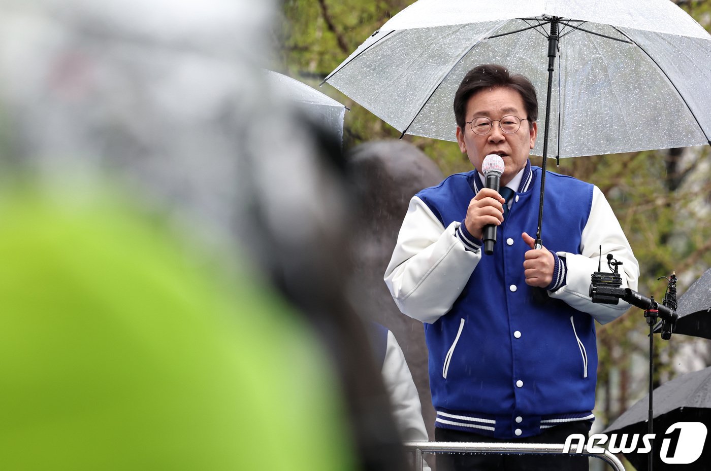 이재명 더불어민주당 대표 겸 상임선대위원장이 3일 오후 경남 창원시 성산구 일대에서 허성무 후보 지원유세를 하고 있다. 2024.4.3/뉴스1 ⓒ News1 구윤성 기자