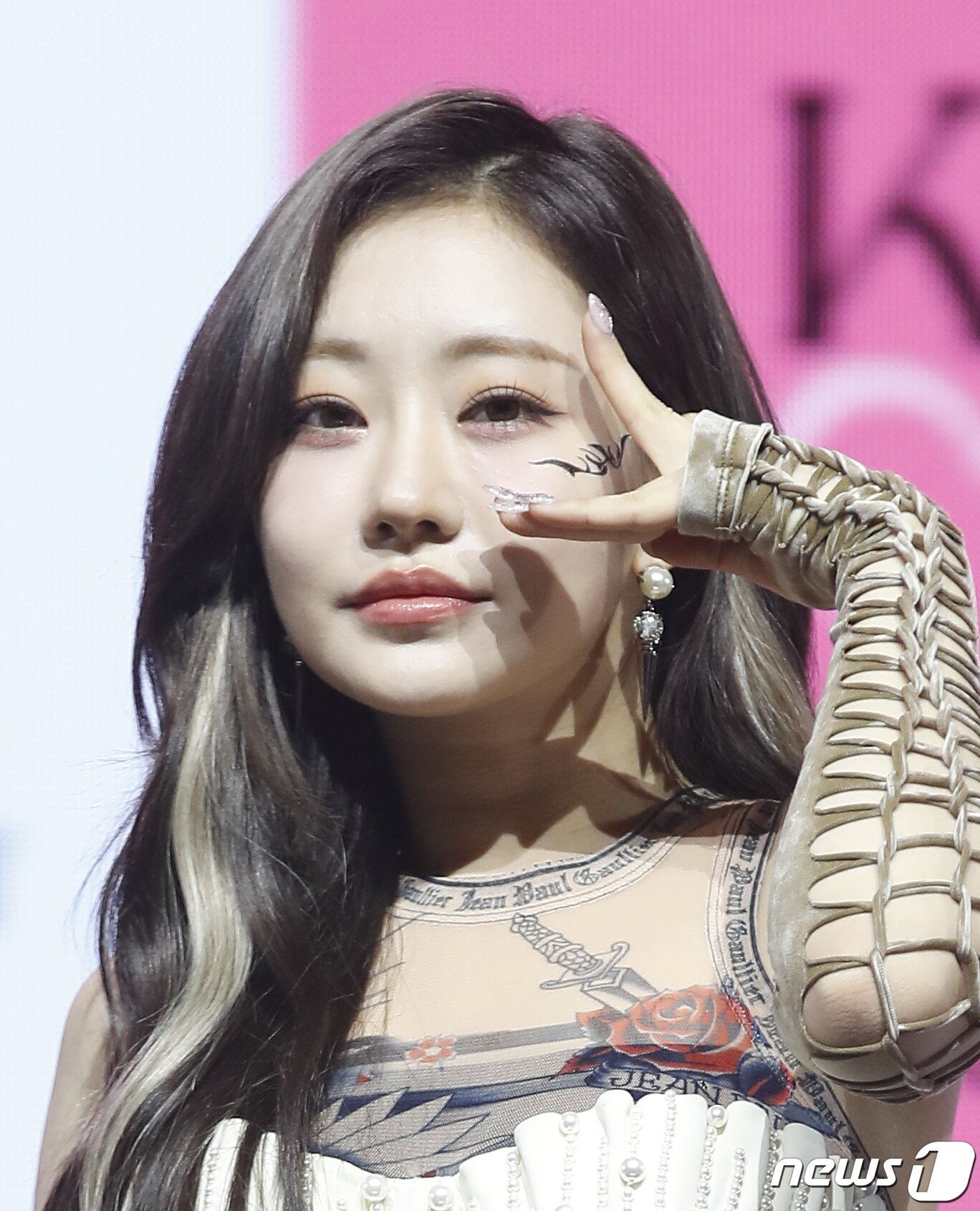 본문 이미지 - 그룹 키스오브라이프(KISS OF LIFE) 쥴리가 3일 오후 서울 광진구 예스24라이브홀에서 가진 싱글 1집 ‘마이다스 터치(Midas Touch)’ 발매 기념 쇼케이스에서 포즈를 취하고 있다. ⓒ News1 권현진 기자