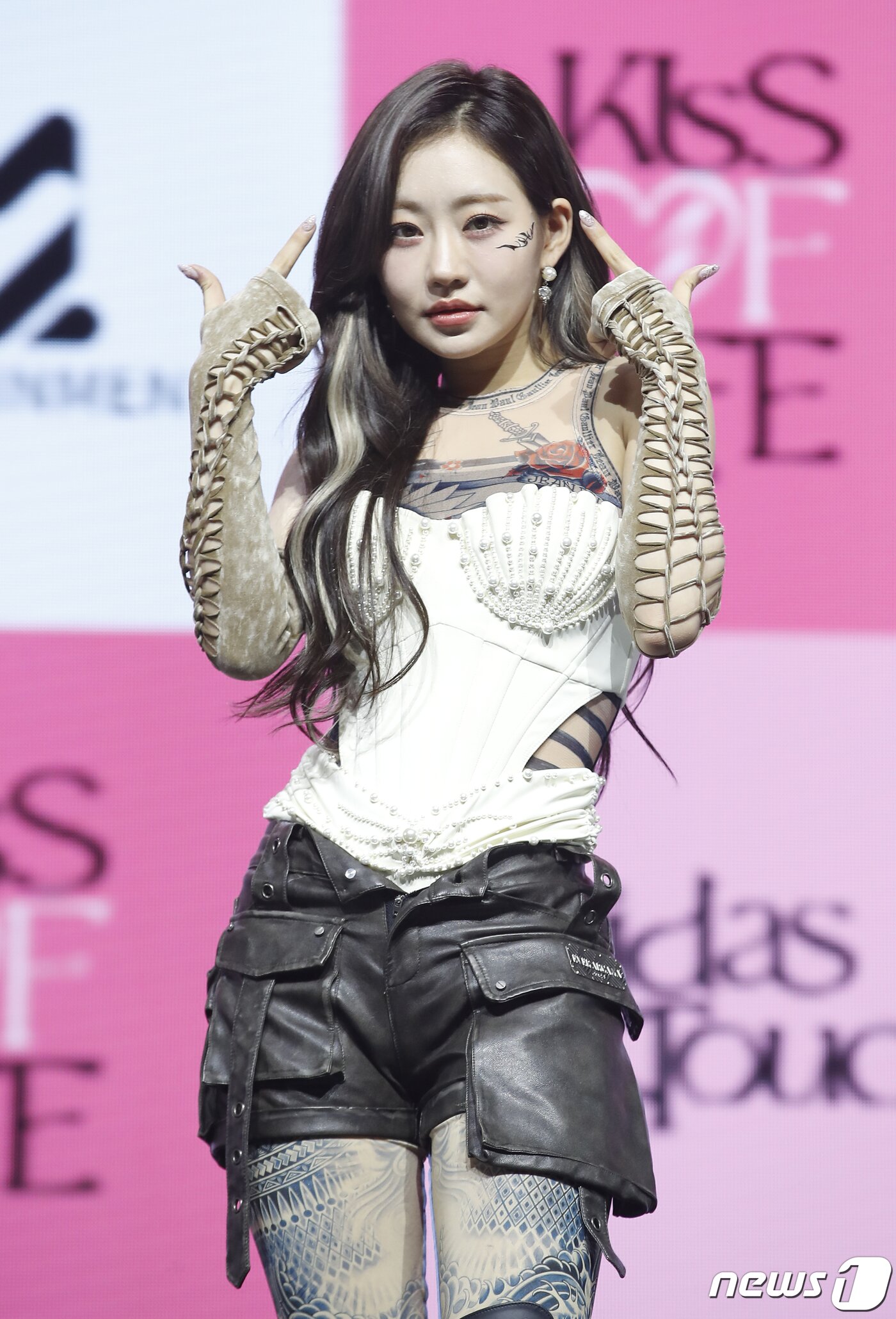본문 이미지 - 그룹 키스오브라이프(KISS OF LIFE) 쥴리가 3일 오후 서울 광진구 예스24라이브홀에서 가진 싱글 1집 ‘마이다스 터치(Midas Touch)’ 발매 기념 쇼케이스에서 타투패션을 하고 나타나 포즈를 취하고 있다.ⓒ News1 권현진 기자