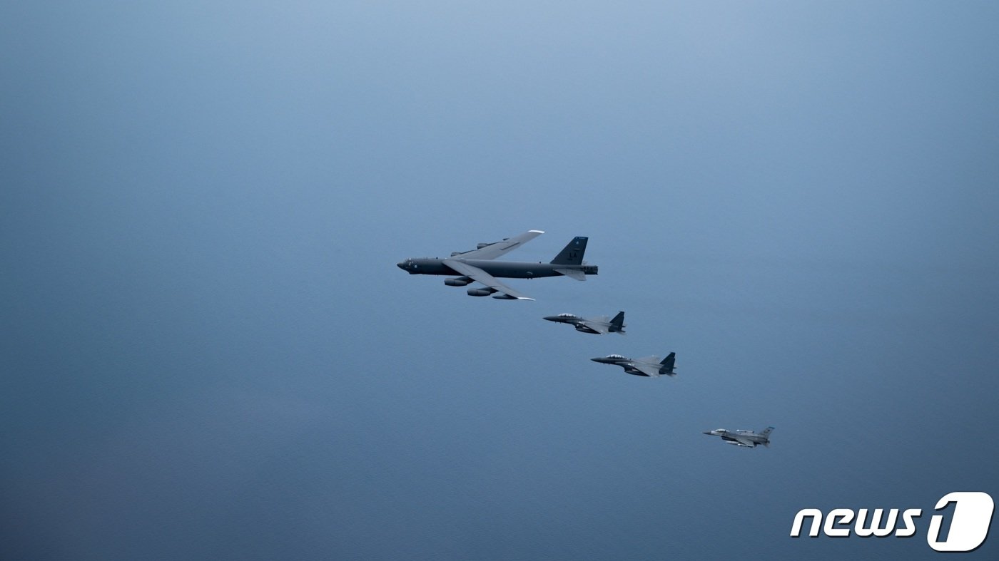 본문 이미지 - 지난 2일 제주 동남방의 한일 간 방공식별구역(ADIZ) 중첩구역 일대에서 한미일 공중훈련이 진행되고 있다. 북한에 대한 대응력을 보여주기 위해 열린 이 훈련에는 우리 공군의 F-15K 전투기, 미국 B-52H 전략폭격기 및 F-16 전투기, 일본 항공자위대의 F-2 전투기 등이 참가했다. (국방부 제공) 2024.4.3/뉴스1