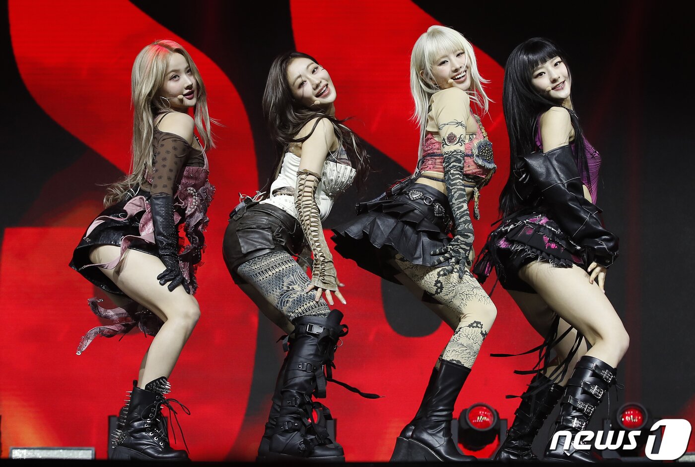 본문 이미지 - 그룹 키스오브라이프(KISS OF LIFE) 벨(왼쪽부터)과 쥴리, 나띠, 하늘이 3일 오후 서울 광진구 예스24라이브홀에서 가진 싱글 1집 ‘마이다스 터치(Midas Touch)’ 발매 기념 쇼케이스에서 타이틀 곡을 선보이고 있다. ⓒ News1 권현진 기자
