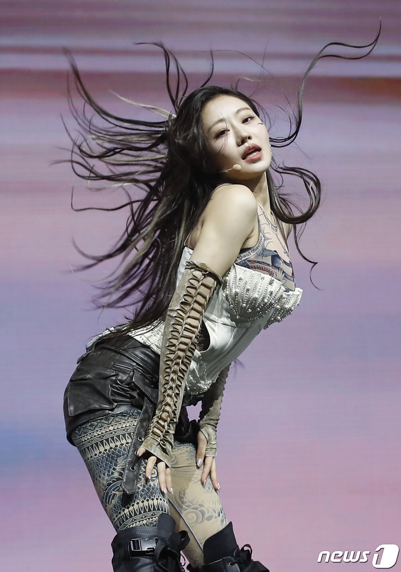 본문 이미지 - 그룹 키스오브라이프(KISS OF LIFE) 쥴리가 3일 오후 서울 광진구 예스24라이브홀에서 가진 싱글 1집 ‘마이다스 터치(Midas Touch)’ 발매 기념 쇼케이스에서 완벽한 보디라인을 자랑하며 매혹적인 무대를 선보이고 있다. ⓒ News1 권현진 기자