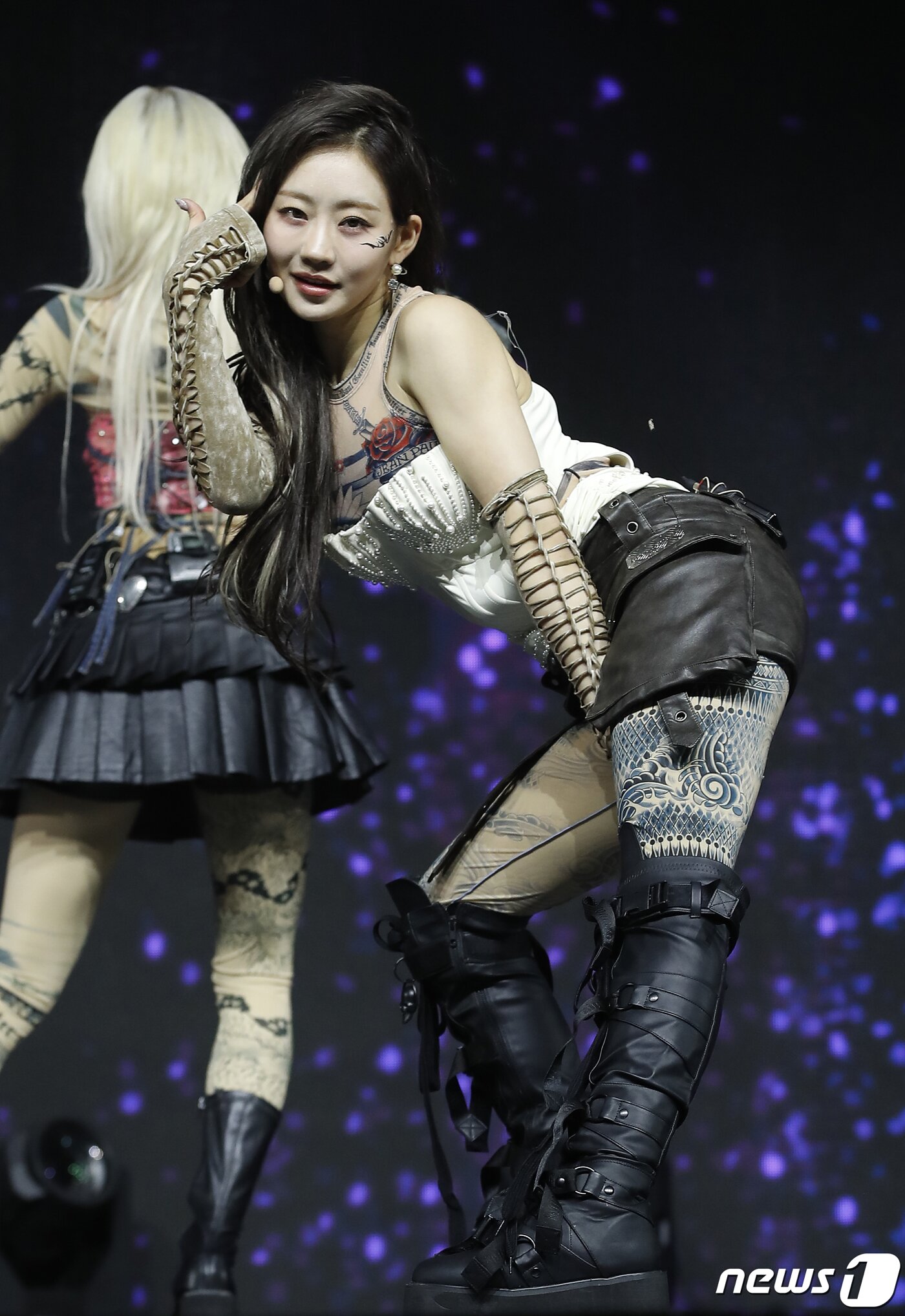 본문 이미지 - 그룹 키스오브라이프(KISS OF LIFE) 쥴리가 3일 오후 서울 광진구 예스24라이브홀에서 가진 싱글 1집 ‘마이다스 터치(Midas Touch)’ 발매 기념 쇼케이스에서 멋진 무대를 선보이고 있다. ⓒ News1 권현진 기자