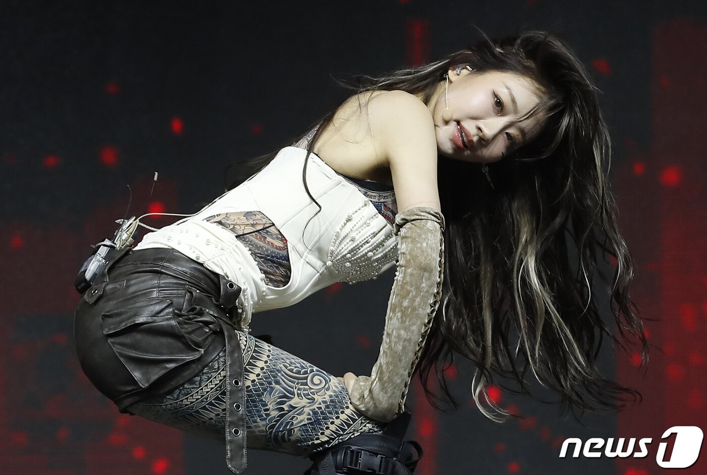 본문 이미지 - 그룹 키스오브라이프(KISS OF LIFE) 쥴리가 3일 오후 서울 광진구 예스24라이브홀에서 가진 싱글 1집 ‘마이다스 터치(Midas Touch)’ 발매 기념 쇼케이스에서 신곡을 선보이고 있다. ⓒ News1 권현진 기자