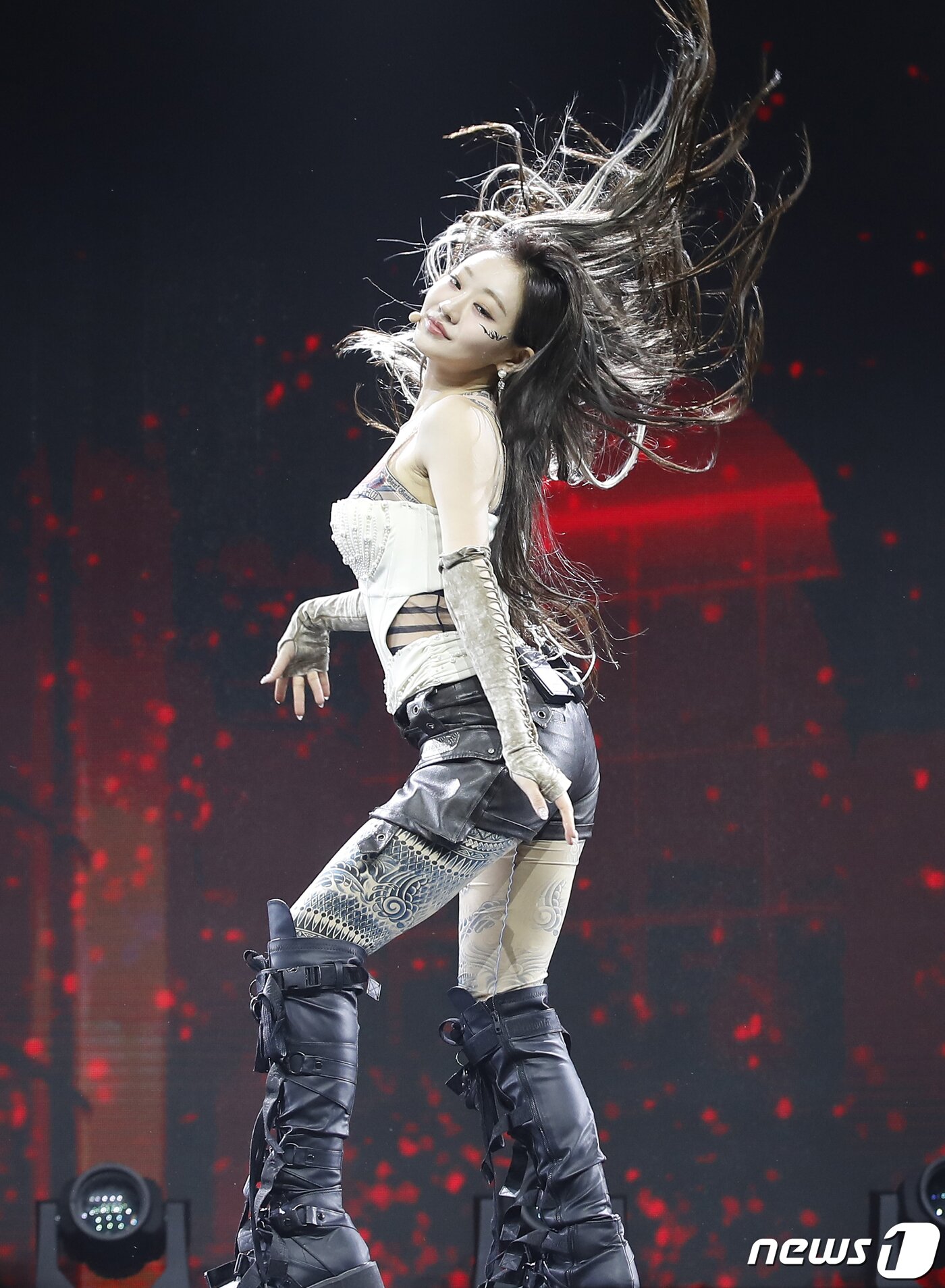 본문 이미지 - 그룹 키스오브라이프(KISS OF LIFE) 쥴리가 3일 오후 서울 광진구 예스24라이브홀에서 가진 싱글 1집 ‘마이다스 터치(Midas Touch)’ 발매 기념 쇼케이스에서 타이틀 곡을 선보이고 있다. ⓒ News1 권현진 기자