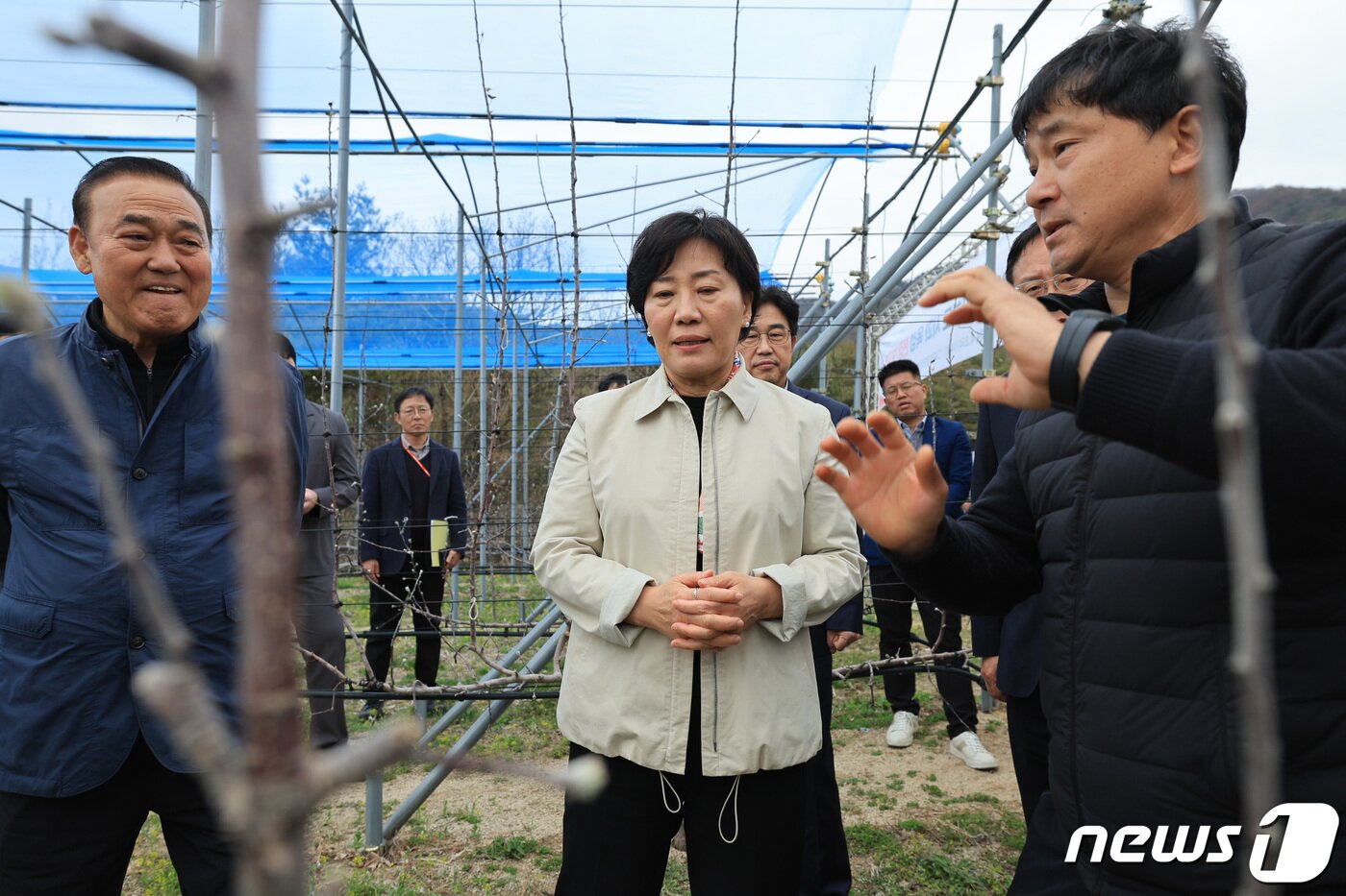 본문 이미지 - 송미령 농림축산식품부 장관이 강원도 춘천시의 스마트 과수원 실증단지를 방문해 관계자로부터 설명을 듣고 있다. (농림축산식품부 제공) 2024.4.3/뉴스1 ⓒ News1 김성진 기자