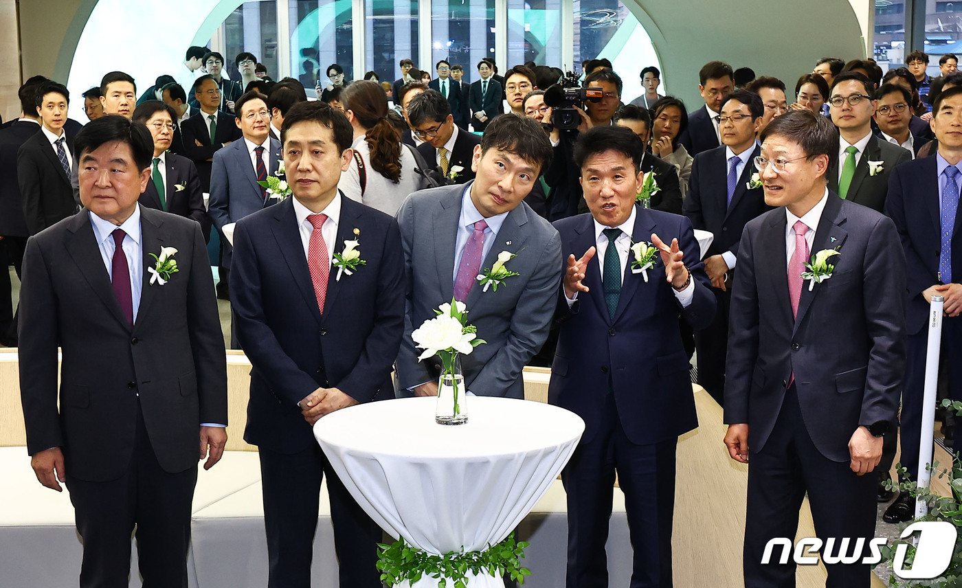 (서울=뉴스1) 이광호 기자 = 함영주 하나금융그룹 회장(오른쪽 두 번째)과 참석자들이 3일 서울 중구 을지로 하나은행 본사에 개관한 뉴(NEW) 하나 딜링룸을 둘러보고 있다.왼쪽 …