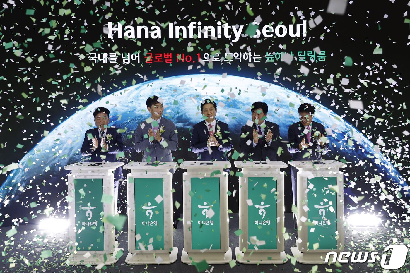 본문 이미지 - 함영주 하나금융지주 회장(왼쪽부터), 이복현 금융감독원장, 김주현 금융위원장, 권오갑 HD현대회장, 이승열 하나은행장이 3일 오후 서울 중구 하나은행 을지로 본점에서 열린 신축 딜링룸 ‘하나 인피니티 서울’ 개관식에서 개관 세리머니를 하고 있다. (공동취재) 2024.4.3/뉴스1 ⓒ News1 이광호 기자