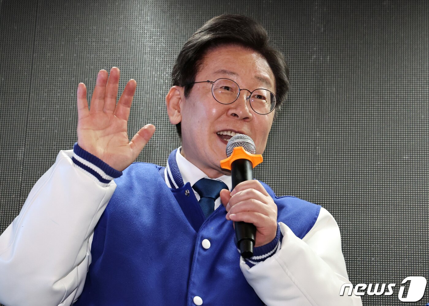 본문 이미지 - 이재명 더불어민주당 대표 겸 상임선대위원장이 3일 부산 서면에서 부산지역 후보들에 대한 지지를 호소하고 있다. 2024.4.3/뉴스1 ⓒ News1 구윤성 기자