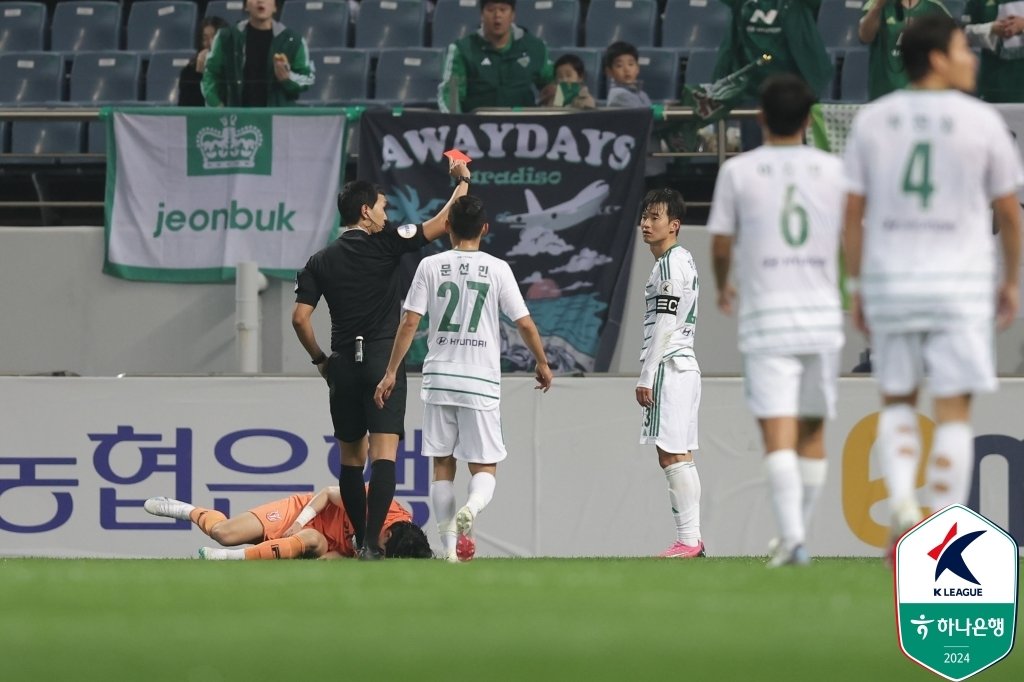 제주 유나이티드 원정에서 퇴장 당한 김진수. &#40;한국프로축구연맹 제공&#41;