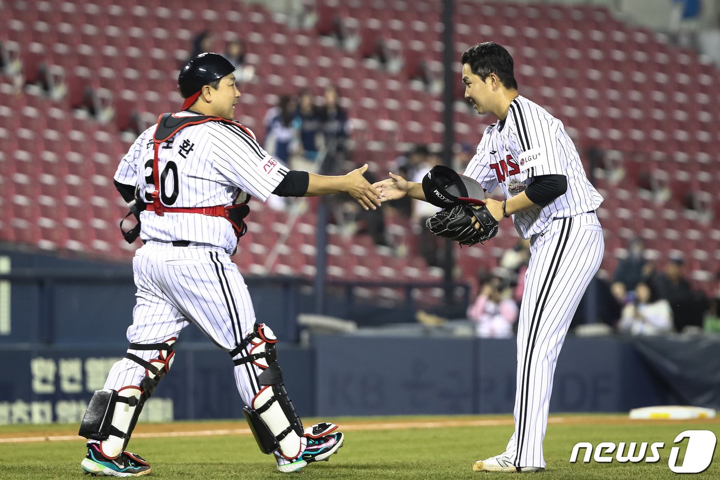 3일 서울 송파구 잠실야구장에서 열린 프로야구 &#39;2024 신한 SOL 뱅크 KBO리그&#39; NC 다이노스와 LG 트윈스의 경기에서 LG 마무리 유영찬이 5-0 승리를 확정지은 후 포수 허도환과 인사를 나누고 있다. 2024.4.3/뉴스1 ⓒ News1 유승관 기자