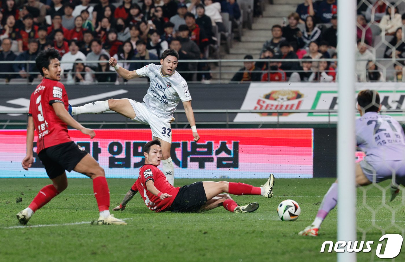 본문 이미지 - 김천상무 정치인이 3일 오후 서울 마포구 월드컵경기장에서 열린 하나은행 K리그1 2024 5라운드 FC서울과 김천상무의 경기 후반전 슛을 하고 있다. 2024.4.3/뉴스1 ⓒ News1 안은나 기자