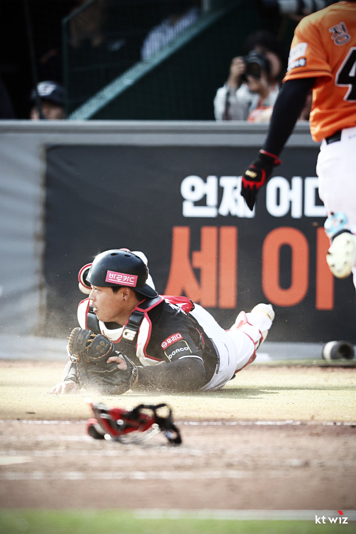 본문 이미지 - KT 위즈 강백호가 3월31일 한화 이글스 전에서 포수 포지션을 소화하고 있다. (KT 제공)