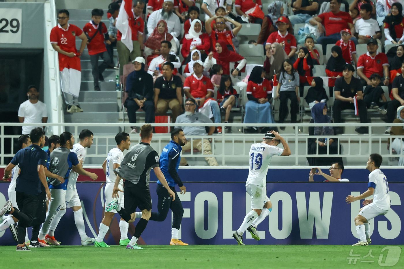 본문 이미지 - 기뻐하는 우즈베키스탄 선수들 ⓒ AFP=뉴스1