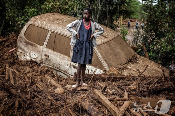 [사진] 폭우 쏟아져 홍수 발생한 케냐의 진흙에 파묻힌 차량