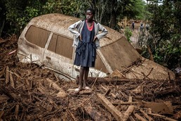 [사진] 폭우 쏟아져 홍수 발생한 케냐의 진흙에 파묻힌 차량