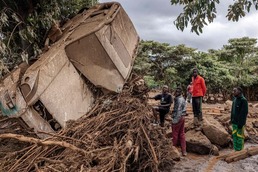 [사진] 폭우 쏟아져 홍수 발생한 케냐의 거꾸로 선 차량