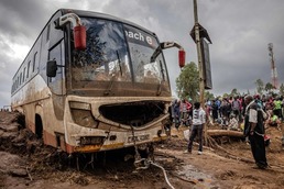 [사진] 홍수 발생한 케냐의 물에 떠내려 온 파손된 버스