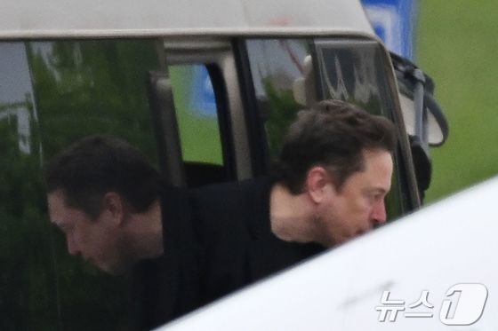 [사진] 베이징 공항 도착하는 일론 머스크 테슬라 CEO