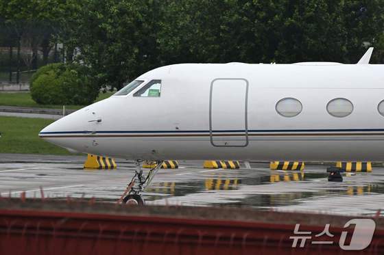 [사진] 베이징 공항의 일론 머스크 테슬라 CEO 전용기