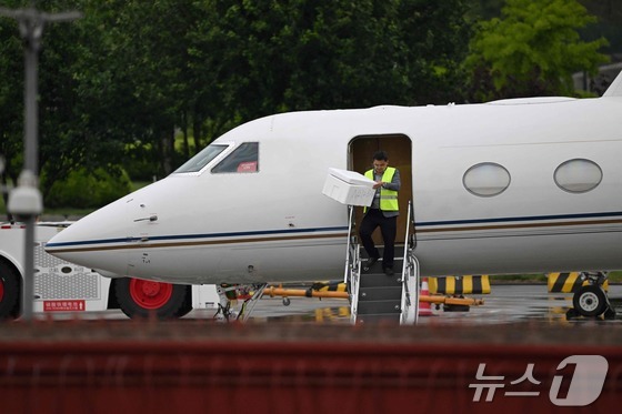 [사진] 中 공항 전용기서 내려지는 머스크 테슬라 CEO의 짐