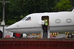 [사진] 中 공항 전용기서 내려지는 머스크 테슬라 CEO의 짐