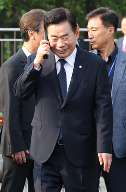 통화하는 김진표 국회의장