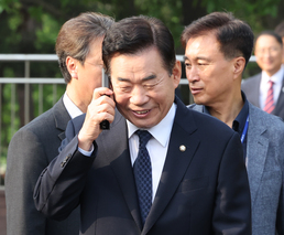 통화하는 김진표 국회의장