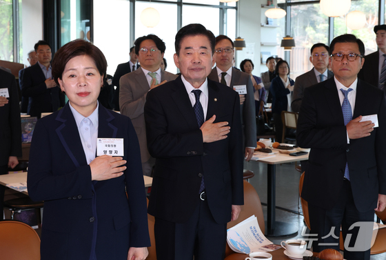 국기에 경례하는 김진표 국회의장