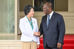 [사진] 코트디부아르 대통령과 악수하는 가미카와 日 외무상