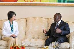 [사진] 코트디부아르 대통령과 회담하는 가미카와 日 외무상