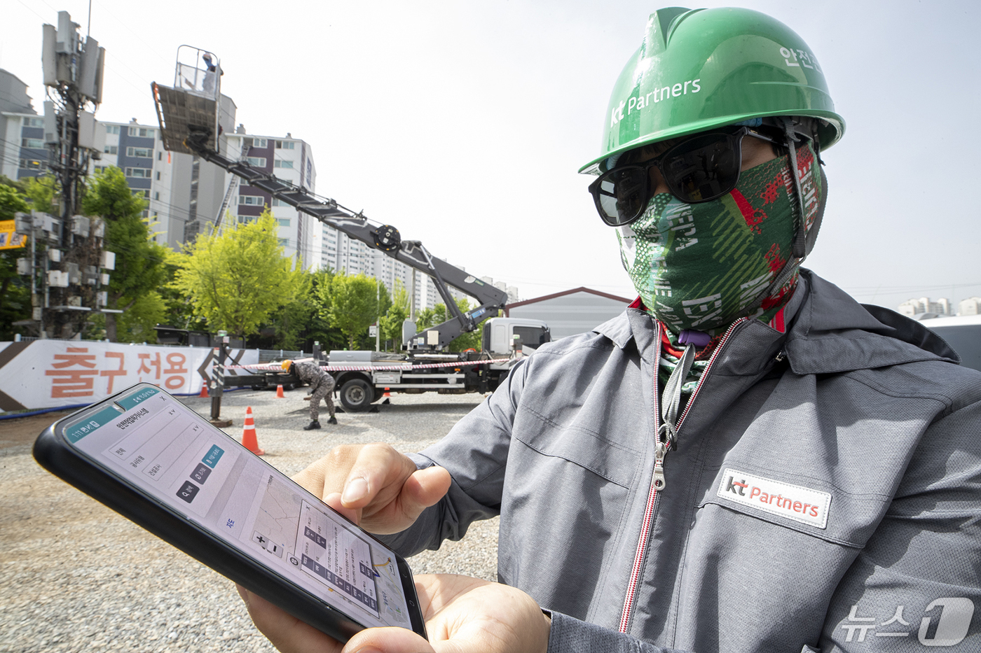 (서울=뉴스1) = KT가 근로자의 날을 맞아 생성형 AI를 활용한 산업 안전 관리 플랫폼 올 인 세이프티를 30일 공개했다. KT 협력사 작업자가 올 인 세이프티 모바일 앱으로 …