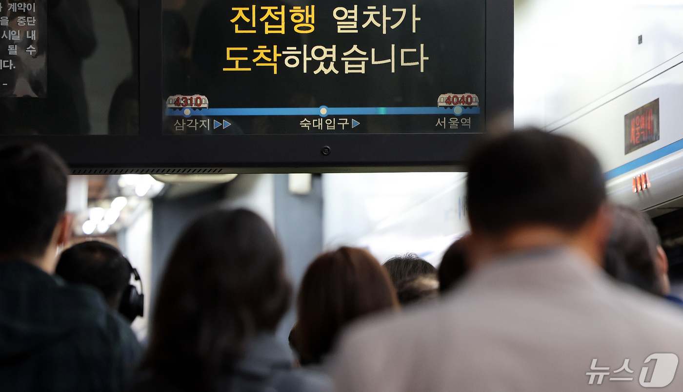 (서울=뉴스1) 박지혜 기자 = 30일 오전 서울 지하철 4호선 서울역 승강장이 출근하는 시민들로 붐비고 있다.다음 달 1일 첫차부터 출·퇴근시간대 혼잡도가 높은 서울 지하철 4· …