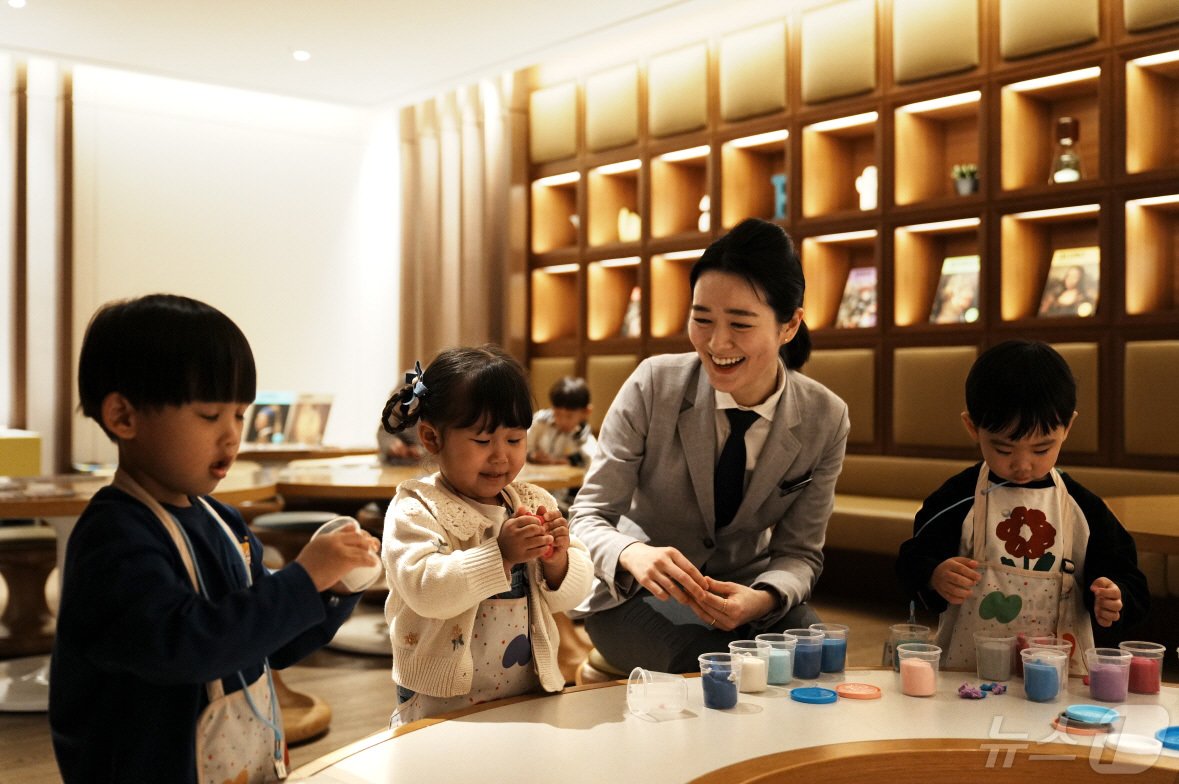 본문 이미지 - 파라다이스시티에서 키즈 아뜰리에 클래스가 진행되는 모습.(파라다이스시티 제공)