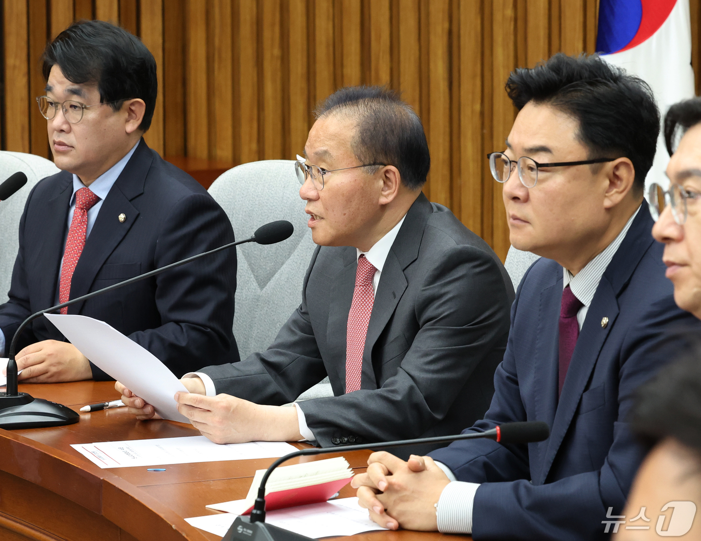 (서울=뉴스1) 송원영 기자 = 윤재옥 국민의힘 원내대표 겸 당대표 권한대행이 30일 서울 여의도 국회에서 열린 원내대책회의에서 발언을 하고 있다. 2024.4.30/뉴스1