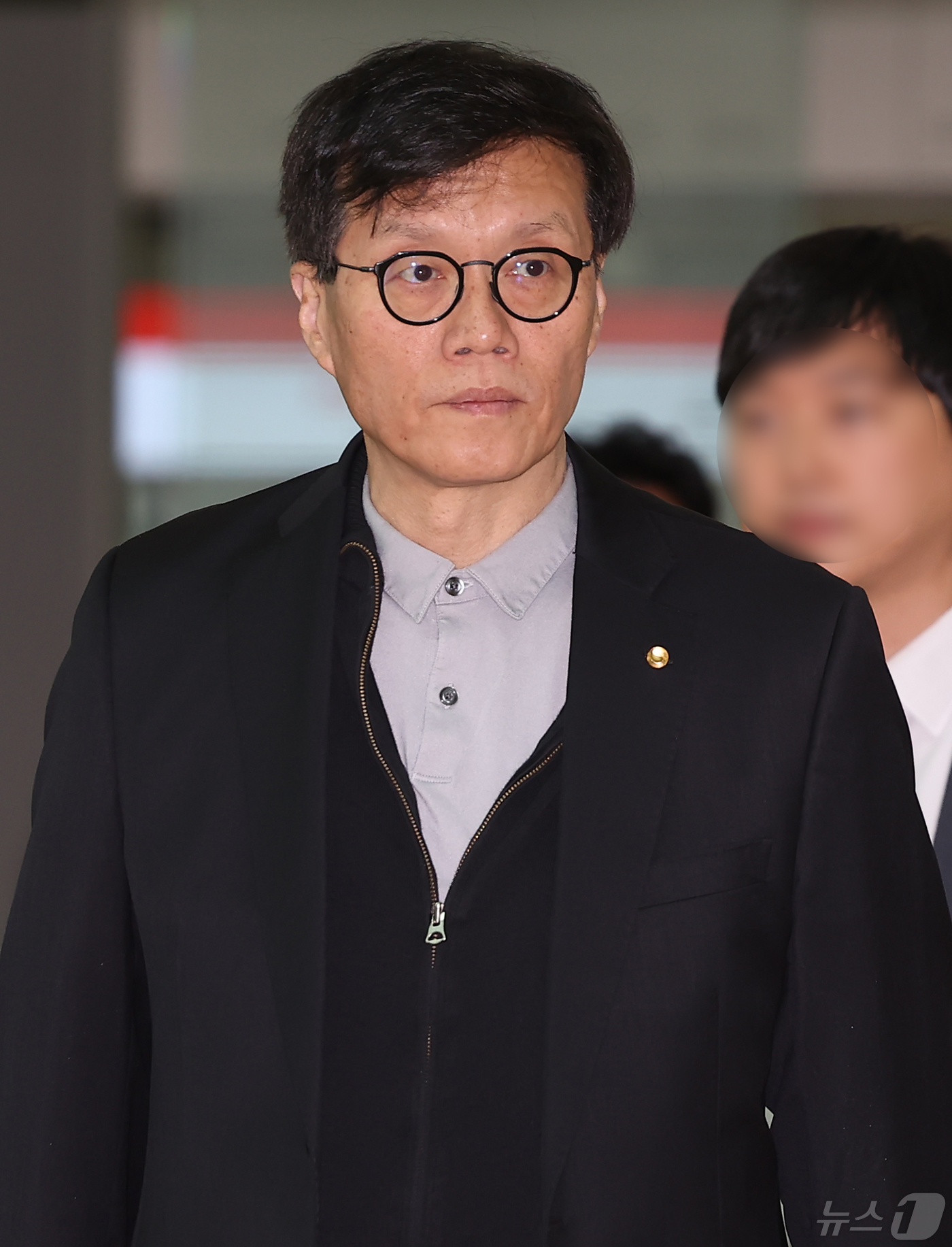 (인천공항=뉴스1) 김민지 기자 = 이창용 한국은행 총재가 30일 오전 인천공항을 통해 아시아개발은행(ADB) 연차총회 참석차 출국하고 있다.이 총재는 다음 달 2~5일 조지아 트 …