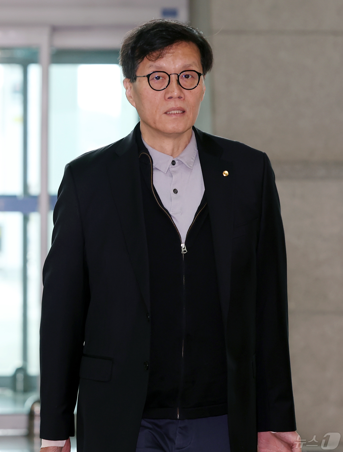 (인천공항=뉴스1) 김민지 기자 = 이창용 한국은행 총재가 30일 오전 인천공항을 통해 아시아개발은행(ADB) 연차총회 참석차 출국하고 있다.이 총재는 다음 달 2~5일 조지아 트 …