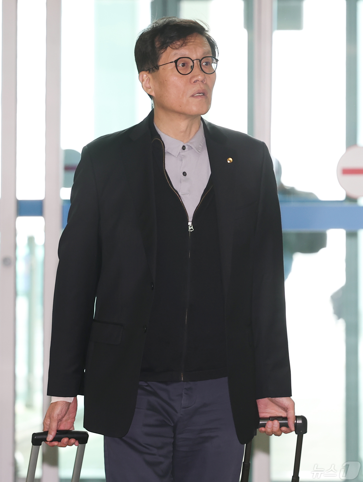 (인천공항=뉴스1) 김민지 기자 = 이창용 한국은행 총재가 30일 오전 인천공항을 통해 아시아개발은행(ADB) 연차총회 참석차 출국하고 있다.이 총재는 다음 달 2~5일 조지아 트 …