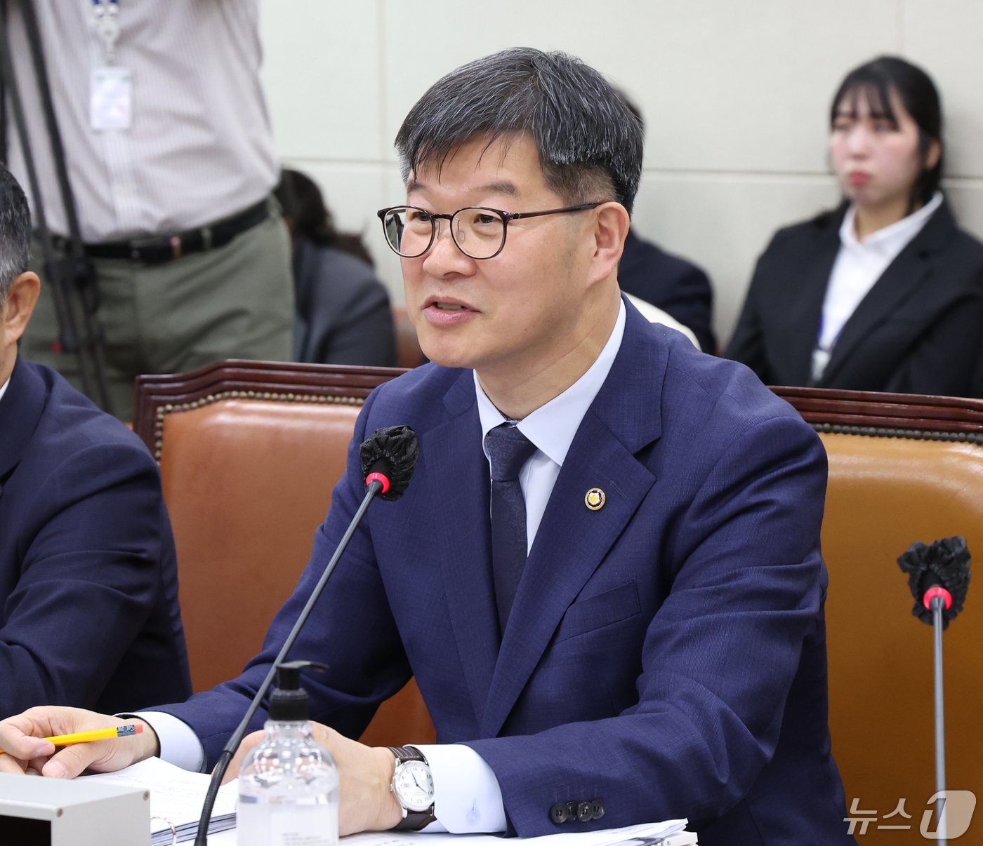 이기일 보건복지부 제1차관이 30일 서울 여의도 국회에서 열린 연금개혁특별위원회 전체회의에서 의원들의 질의에 답변하고 있다. 2024.4.30/뉴스1 ⓒ News1 송원영 기자