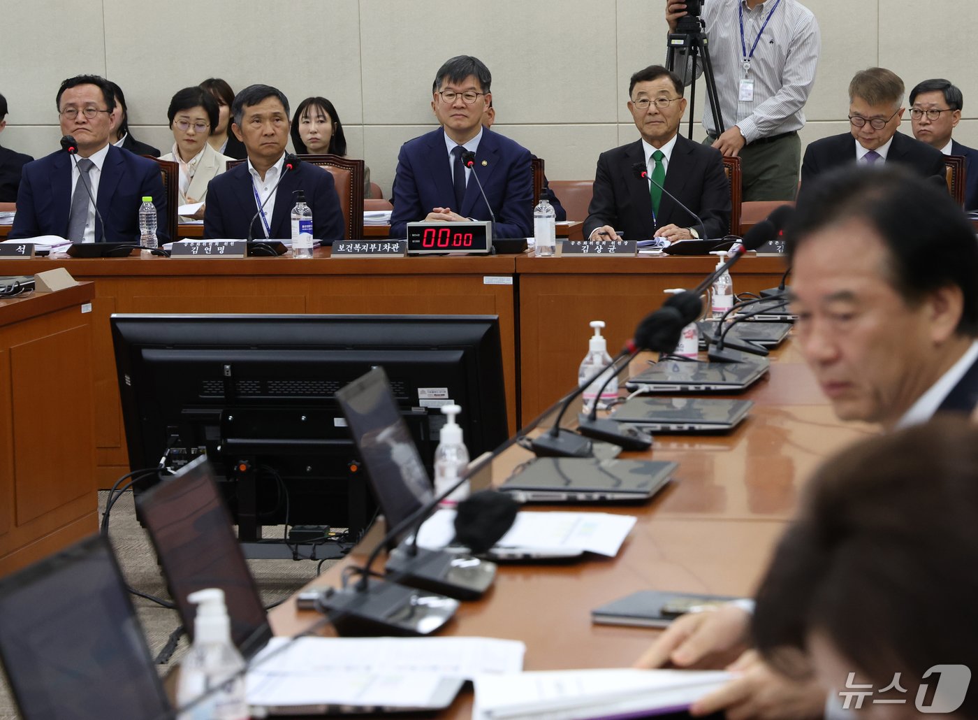 본문 이미지 - 이기일 보건복지부 제1차관과 김상균 연금개혁 공론화위원회 위원장 등이 30일 서울 여의도 국회에서 열린 연금개혁특별위원회 전체회의에서 의원들의 발언을 듣고 있다. 2024.4.30/뉴스1 ⓒ News1 송원영 기자
