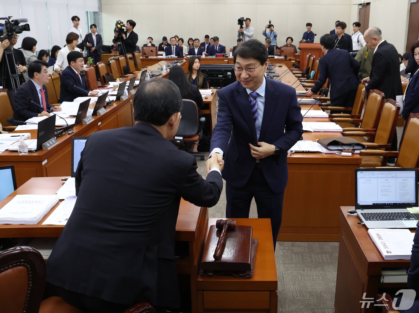 주호영 국회 연금개혁특위 위원장이 30일 서울 여의도 국회에서 열린 연금개혁특별위원회 전체회의에서 김성주 더불어민주당 간사와 악수를 하고 있다. 2024.4.30/뉴스1 ⓒ News1 송원영 기자