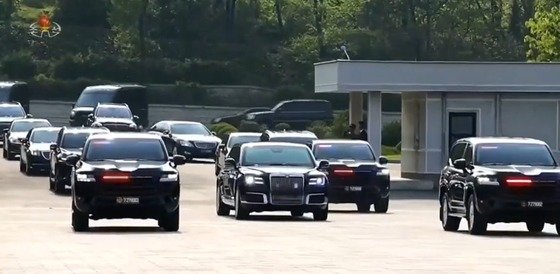 본문 이미지 - 김일성군사종합대학을 방문한 김정은 북한 노동당 총비서 차량 행렬에서 일본 도요타의 SUV 차량이 새로 목격됐다. (조선중앙TV 갈무리)